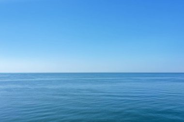 Güzel deniz manzarası ve mavi gökyüzü