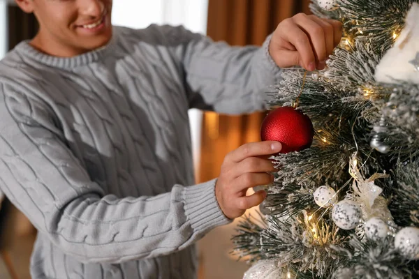 Homem Decorando Árvore Natal Casa Close — Fotografia de Stock