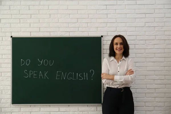 Profesor Cerca Pizarra Verde Con Inscripción You Speak English Aula —  Fotos de Stock