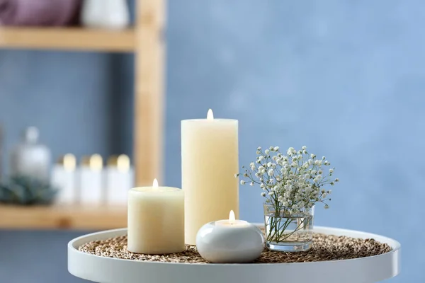 Brennende Kerzen Und Schöne Blumen Auf Weißem Tisch Drinnen — Stockfoto