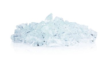 Beyaz arkaplanda kristal berrak buz küpleri