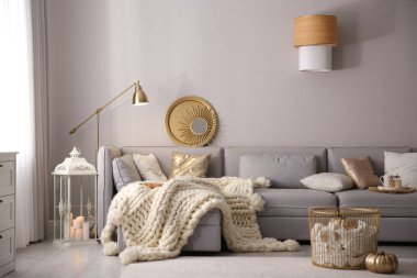 Rahat koltukta örülmüş battaniyeyle rahat bir oturma odası.