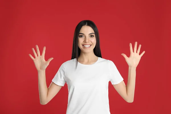 Mulher Mostrando Número Dez Com Mãos Fundo Vermelho — Fotografia de Stock