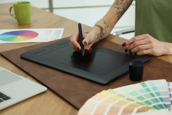 Professionele Ontwerper Met Grafische Tablet Aan Houten Tafel Close — Stockfoto