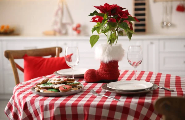 Configuração Mesa Festiva Com Biscoitos Natal Poinsettia Cozinha — Fotografia de Stock