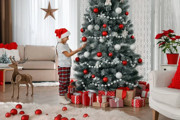 かわいいです女の子飾るクリスマスツリーに家 — ストック写真