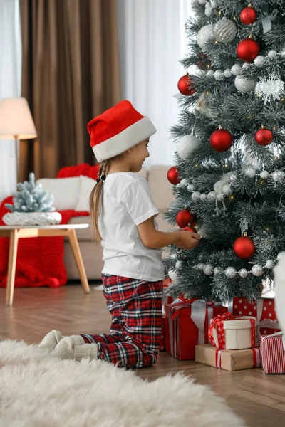 Schattig Klein Meisje Versieren Kerstboom Thuis — Stockfoto