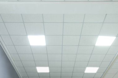Ofis odasında aydınlatma olan beyaz tavan