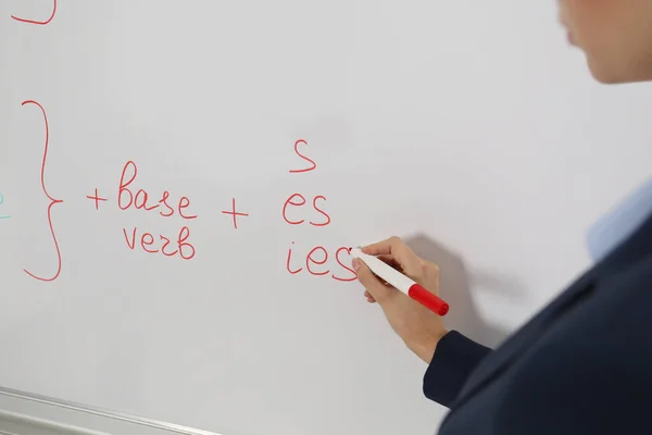 Guru Bahasa Inggris Memberikan Pelajaran Dekat Papan Tulis Close — Stok Foto
