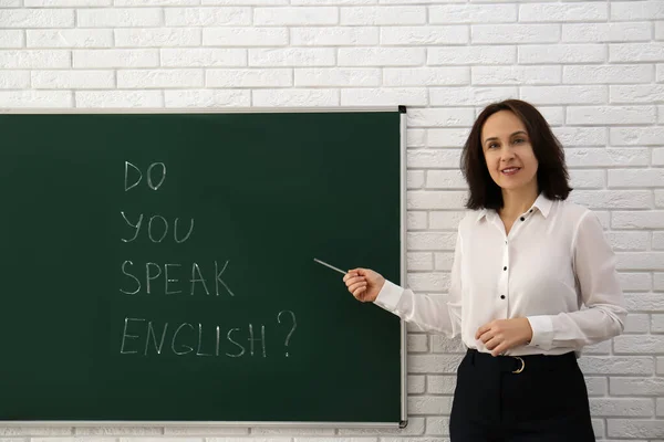 Leraar Buurt Van Groen Schoolbord Met Inscriptie Spreekt Engels Klas — Stockfoto