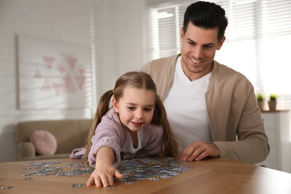 Man His Little Daughter Playing Puzzles Home — Stock Photo, Image