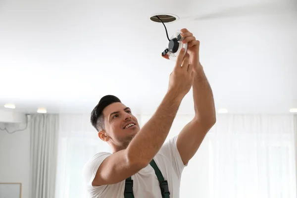 Elektriker Uniform Repariert Lampe Der Decke Drinnen — Stockfoto