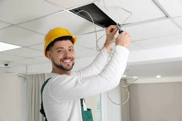 Elektriker Mit Zange Repariert Deckenverkabelung Haus — Stockfoto