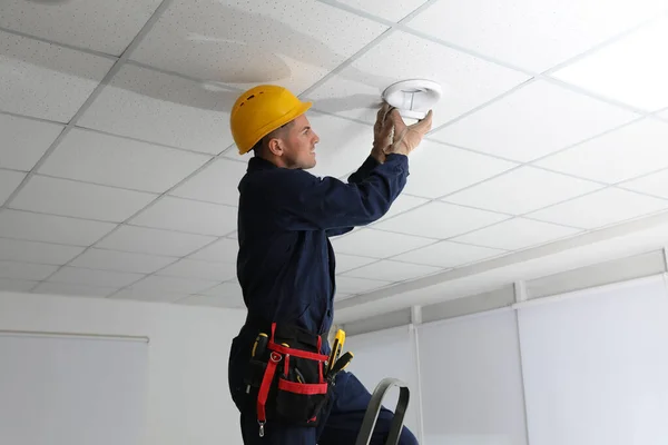 Eletricista Reparação Uniforme Lâmpada Teto Dentro Casa — Fotografia de Stock