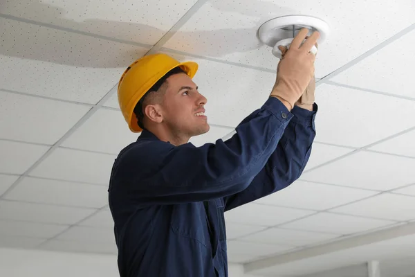 Eletricista Reparação Uniforme Lâmpada Teto Dentro Casa — Fotografia de Stock