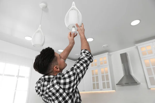 Man Changing Light Bulb Lamp Home — Stock Photo, Image