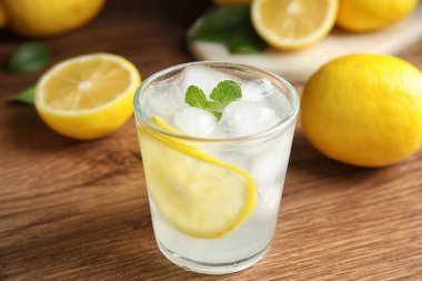 Ahşap masada camdan yapılmış limonata, yakın plan.