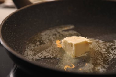 Fırında erimiş tereyağlı tava, yakın plan.