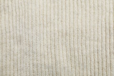 Arka planda iplik olan bej kumaş, üst manzara. Kumaş traşı kullanmadan önce