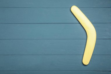 Gri ahşap arka planda bumerang, üst manzara. Metin için boşluk