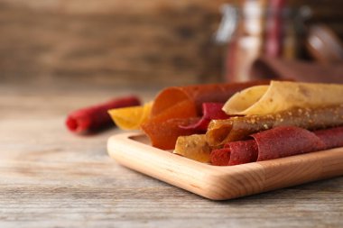 Ahşap masada lezzetli meyve dürümleri. Metin için boşluk