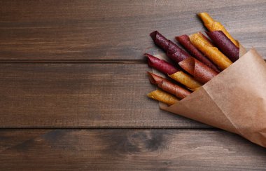 Ahşap masada nefis meyve dürümleri, üst manzara. Metin için boşluk