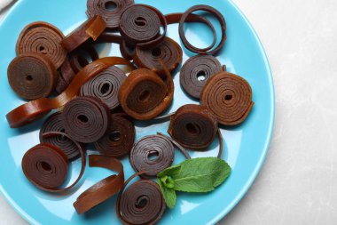 Lezzetli meyve dürümleri Işık masasında, üst manzara