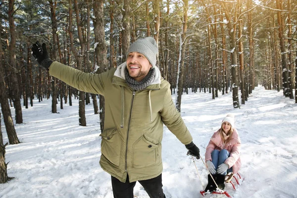Adam Kış Günü Kız Arkadaşını Kızakla Dışarı Çekiyor — Stok fotoğraf