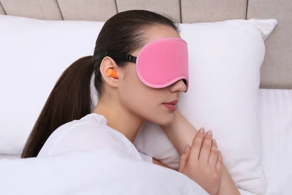 Mujer Joven Con Tapones Para Los Oídos Espuma Máscara Durmiendo —  Fotos de Stock