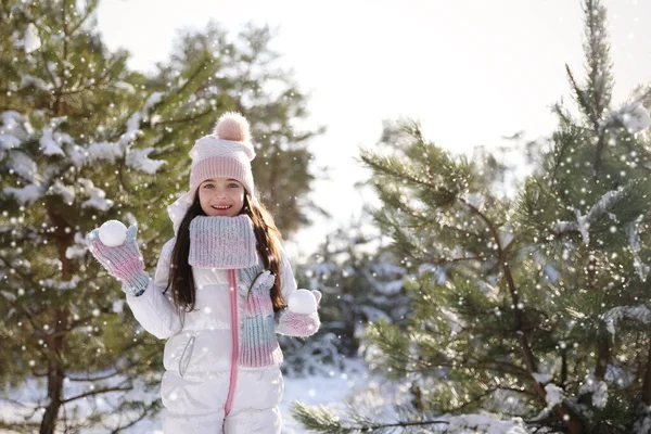 Jolie Petite Fille Avec Des Boules Neige Extérieur Jour Hiver — Photo