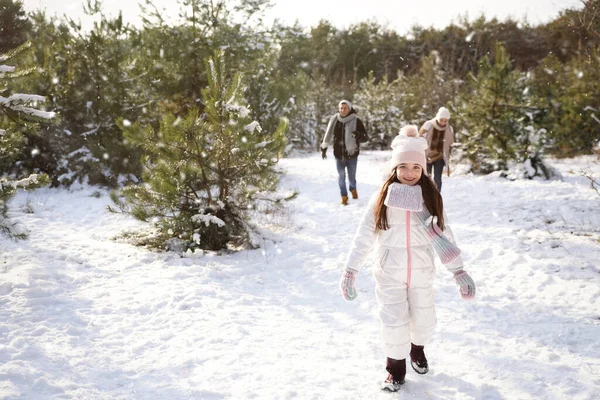 冬日的时候 和父母一起在户外玩耍的小女孩很可爱 圣诞假期 — 图库照片
