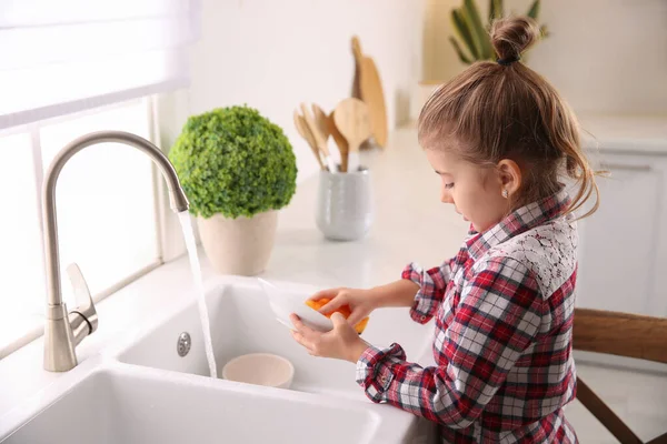 Μικρό Κορίτσι Πλένει Πιάτα Στην Κουζίνα Στο Σπίτι — Φωτογραφία Αρχείου