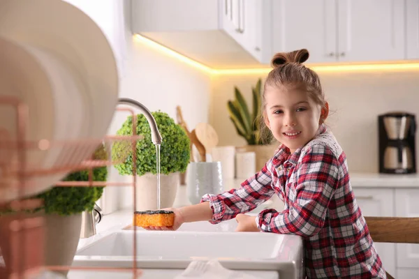 Μικρό Κορίτσι Πλένει Πιάτα Στην Κουζίνα Στο Σπίτι — Φωτογραφία Αρχείου