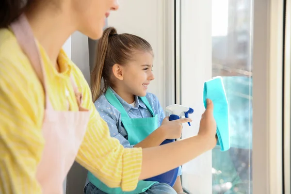 Mutter Und Tochter Wischen Fenster Hause — Stockfoto