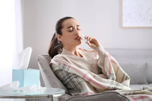 Mujer Joven Enferma Usando Aerosol Nasal Casa — Foto de Stock