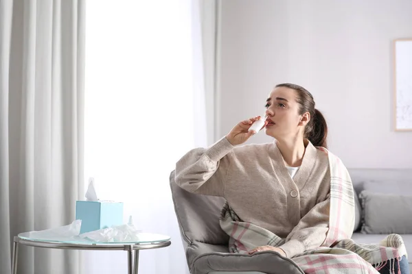 Mujer Joven Enferma Usando Aerosol Nasal Casa — Foto de Stock