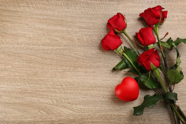 Piękne Czerwone Róże Dekoracyjne Serce Drewnianym Tle Płaskie Leżały Miejscem — Zdjęcie stockowe