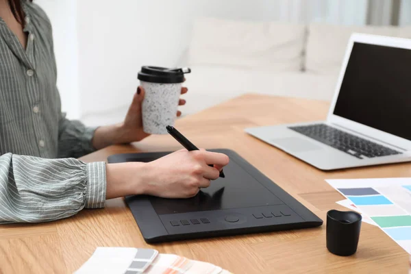 Professionell Designer Med Grafisk Tablett Vid Träbord Närbild — Stockfoto