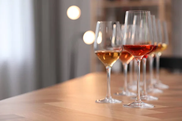 Diferentes Tipos Vinho Copos Mesa Madeira Dentro Casa Espaço Para — Fotografia de Stock