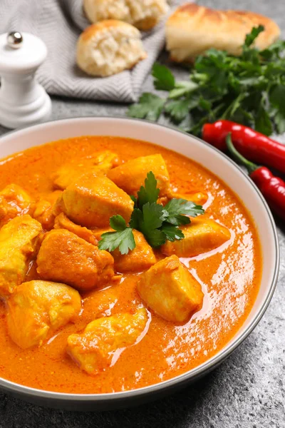 Bol Délicieux Curry Poulet Sur Table Grise Gros Plan — Photo