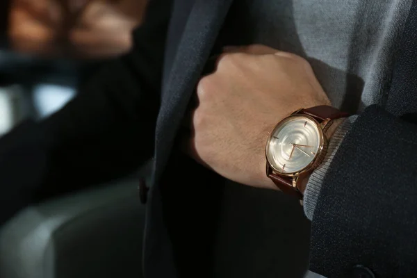 Hombre Con Reloj Pulsera Lujo Sobre Fondo Borroso Primer Plano —  Fotos de Stock