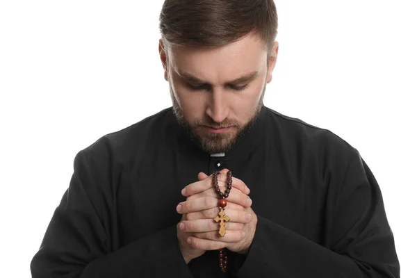 Священник Четками Молится Белом Фоне — стоковое фото