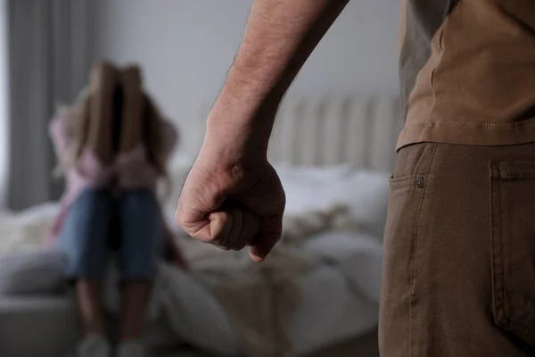 Homem Ameaçar Uma Mulher Assustada Casa Perto Violência Doméstica — Fotografia de Stock