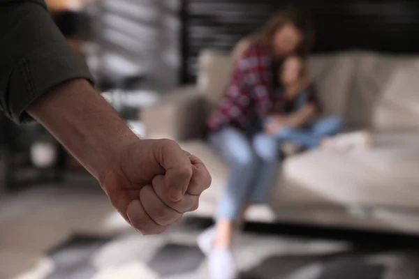 Hombre Amenazando Esposa Hija Casa Cerca Violencia Doméstica —  Fotos de Stock