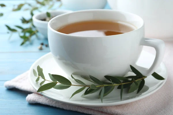 Beker Van Aromatische Eucalyptus Thee Lichtblauwe Houten Tafel Close — Stockfoto