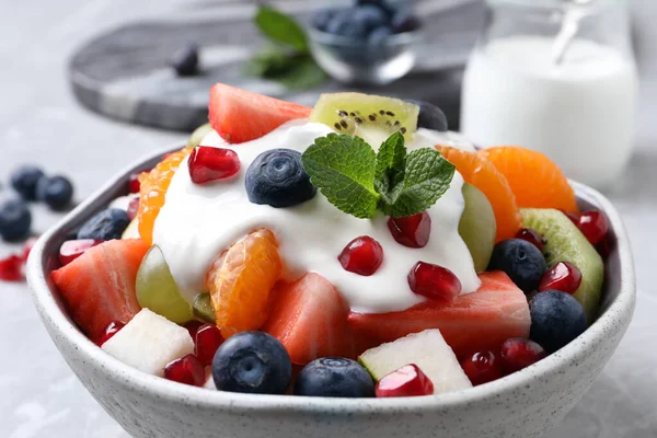 Deliciosa Ensalada Frutas Con Yogur Tazón Sobre Mesa Primer Plano — Foto de Stock