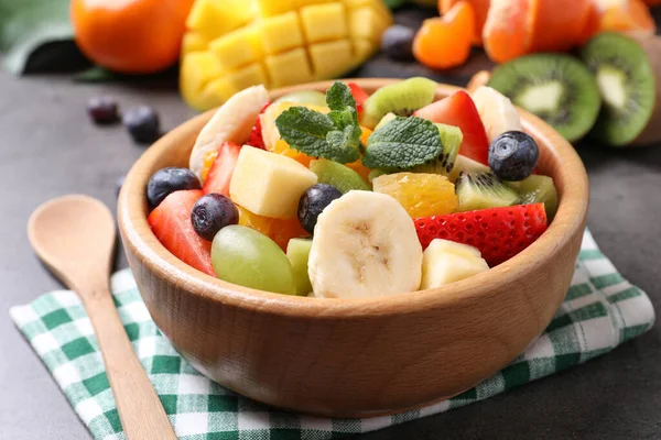 Deliciosa Ensalada Frutas Frescas Sobre Mesa Gris — Foto de Stock