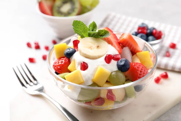 Deliciosa Ensalada Frutas Con Yogur Sobre Una Mesa Ligera — Foto de Stock