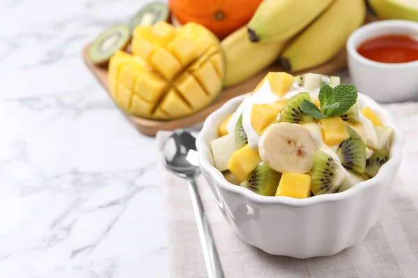 Deliciosa Ensalada Frutas Sobre Mesa Mármol Blanco Espacio Para Texto —  Fotos de Stock