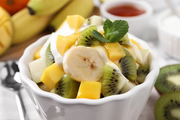 Köstlicher Obstsalat Mit Joghurt Schüssel Nahaufnahme — Stockfoto